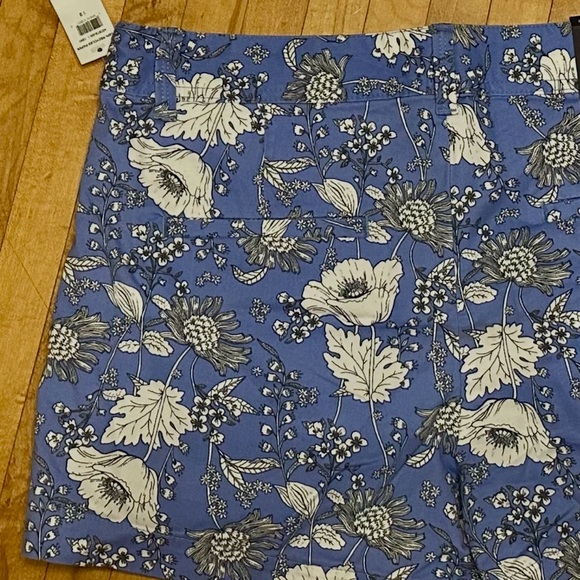 Brand New, Blue, Gap "City" Shorts w/ White Flowers. Classic and statement! NWT - Picture 8 of 9